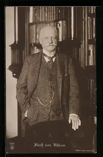 Foto-AK Fürst von Bülow vor einem Bücherregal stehend