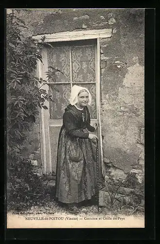 AK Neuville-de-Poitou, Costume et Coiffe du Pays
