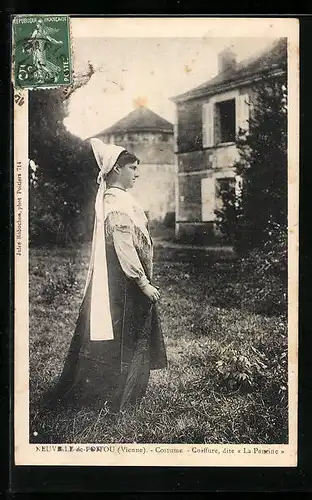 AK Neuville-de-Poitou, Costume-Coiffure, dite La Pamine