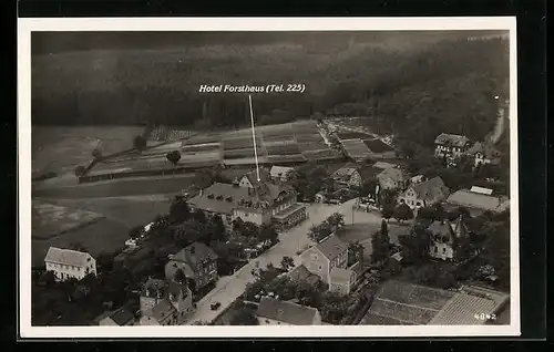 AK Hartha-Hintergersdorf, Hotel Forsthaus mit Strassenpartie, Fliegeraufnahme