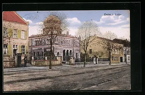 AK Delm i. Lothr., Strassenpartie mit Synagoge