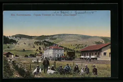 AK Gjueschewo, Bahnhof mit Umgebung, von einem Feld gesehen, mit Bahnarbeitern