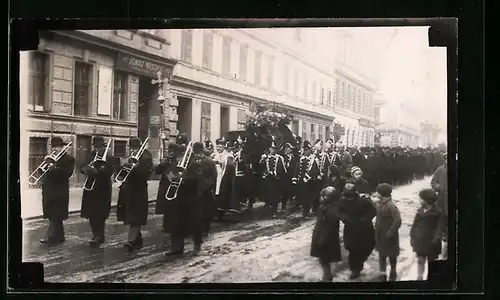 AK Wien, Strasse Diehlgasse mit Prozession im Winter