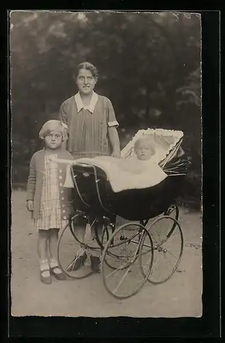 AK Mutter mit ihrer Tochter und Kleinkind im Kinderwagen