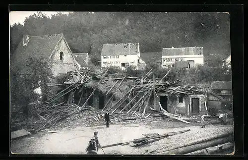 AK Mühlen, Wirbelsturm 1913, Zerstörtes Gebäude und Einwohner