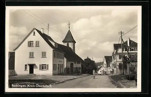 AK Bochingen /Kr. Oberndorf, Strassenpartie mit Kirche