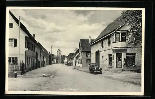 AK Hochmössingen, Strassenpartie mit Automobil und Kirche