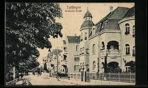 AK Tuttlingen, Neuhauser-Strasse mit Passanten