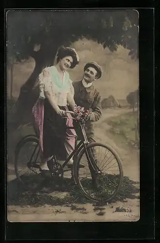 AK Herr hilft Dame beim ersten Mal Fahrrad fahren