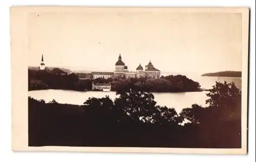 Fotografie Gustaf Dahlström, Stockholm, Ansicht Strängnäs, Blick nach dem Schloss Gripsholm, frühe Fotografie