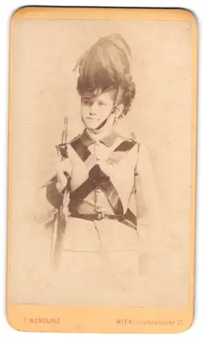 Fotografie F. Wendling, Wien, Portrait junger K.u.K. Soldat Jaksch, Kaiserjäger Rgt. in Uniform mit geschultertem Gewehr