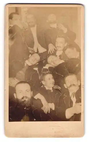 Fotografie unbekannter Fotograf und Ort, junge Herren in einer Lustigen Runde beim Biertrinken