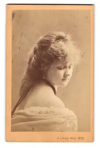 Fotografie J. Löwy, Wien, Portrait Schauspielerin Friederike Fischer im schulterfreien Kleid, lasziver Blick