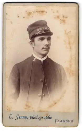 Fotografie C. Jenny, Montreux-Clarens, junger Mann der Heilsarmee in Uniform mit Armee du Salut Mützenband