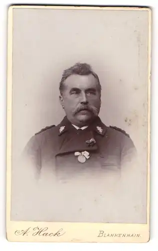 Fotografie A. Hack, Blankenhain, älterer Jäger in Dienstuniform mit Orden am Revers