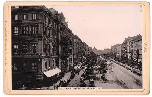 Fotografie Stengel & Co., Dresden, Ansicht Wien, Blick in den Kärntnerring mit dem Hotel Imperial, Litfasssäule