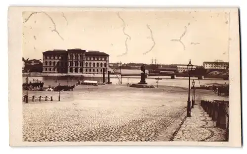 Fotografie unbekannter Fotograf, Ansicht Stockholm, Blick nach dem Opernhaus mit Gustav III. Denkmal