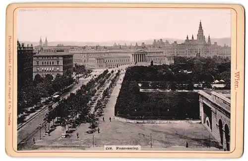 Fotografie Stengel & Co., Dresden, Ansicht Wien, Blick auf den Franzensring mit Litfasssäule