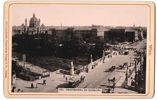 Fotografie Stengel & Co., Dresden, Ansicht Wien, Partie an der Elisabethbrücke mit Pferdekutsche, Blick zur Karlskirche