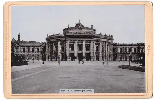 Fotografie Stengel & Co., Dresden, Ansicht Wien, Blick auf das K.u.K. Hofburg Theater mit Vorplatz