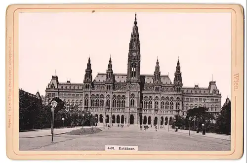 Fotografie Stengel & Co., Dresden, Ansicht Wien, Strassenpartie mit Blick nach dem Rathaus