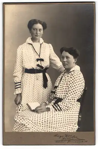 Fotografie Hugo Werle, Goslar, zwei Schwestern Grete und Hedwig Otte in Blümchenkleidern posieren im Atelier