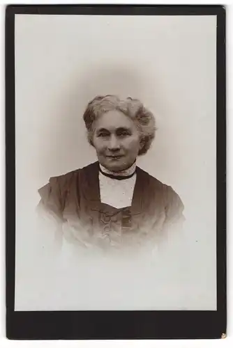Fotografie unbekannter Fotograf und Ort, Portrait Frau Dorothea Quehl als Brautmutter im Kleid mit