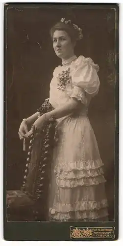 Fotografie Prof. Ed. Uhlenhuth, Coburg, junge Frau Grete Bonsack im weissen Kleid mit Perlenkette, 1908