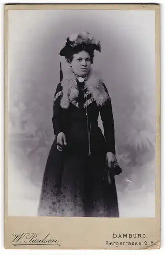 Fotografie W. Paulsen, Hamburg, Bergstr. 21a, junge Dame Franziska Eichbaum im schicken Kleid mit Federhut und Schirm