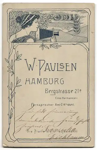 Fotografie W. Paulsen, Hamburg, Bergstr. 21a, junge Dame Franziska Eichbaum im schicken Kleid mit Federhut und Schirm