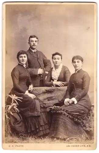 Fotografie G. A. Flach, New York, Portrait vier junge Amerikanerinen Kent, Bertha, Amalie und Klara