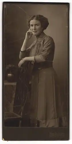 Fotografie Hahn Nachfolger, Dresden, Portrait junge Frau Martha Geyer im Kleid welligen Haaren, 1911