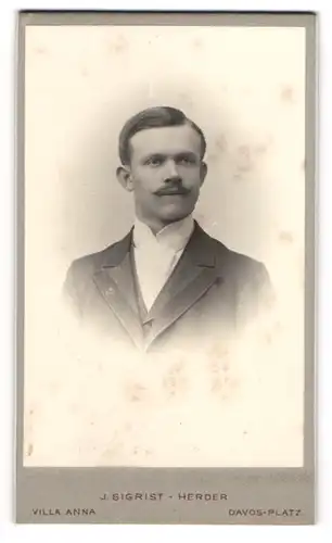 Fotografie J. Sigrist, Genf, Portrait Herr F. W. Winnai im Anzug mit weissen Schlips und Moustache