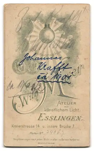 Fotografie Wilh. Mayer, Esslingen, Herr Johannes Krafft im hellen Anzug mit Schlips und Walrossbart, 1907