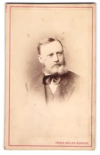 Fotografie Friedr. Müller, München, Herr I. B. Iresbeck, im Anzug mit Vollbart und Fliege
