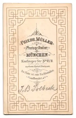 Fotografie Friedr. Müller, München, Herr I. B. Iresbeck, im Anzug mit Vollbart und Fliege
