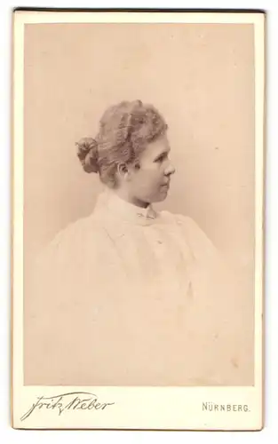 Fotografie Fritz Weber, Nürnberg, Portrait junge Frau Sphie Kränzlein im weissen Kleid mit Dutt, 1896