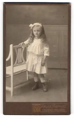 Fotografie Atelier Meffert, Hildburghausen, niedliches Mädchen Gerda Mäurer im Kleid mit Haarschleife