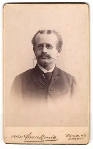 Fotografie Frankonia, Würzburg, Portrait Herr Otto Zuber im Anzug mit Zwickerbrille und Zwirbelbart