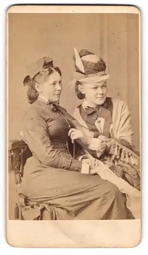 Fotografie Teich Hanfstaengl, Dresden, Portrait zwei Damen Amelie und Luise von Gaertner