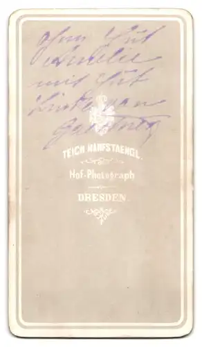 Fotografie Teich Hanfstaengl, Dresden, Portrait zwei Damen Amelie und Luise von Gaertner