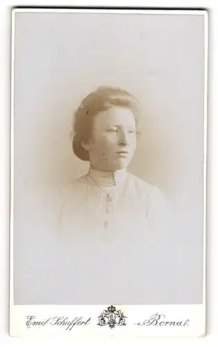 Fotografie Emil Schuffert, Borna b. Leipzig, Portrait junge Frau Emmy Zimmermann im weissen Kleid mit Halskette
