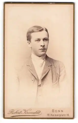 Fotografie Robert Krewaldt, Bonn, junger Student Hans Zahn im Anzug mit Schlips, 1892, Rückseite mit Studentenzirkel