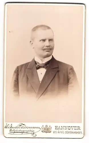 Fotografie Emil Tiedemann, Hannover, Portrait Herr H. Hellwig im Anzug mit Fliege, 1899