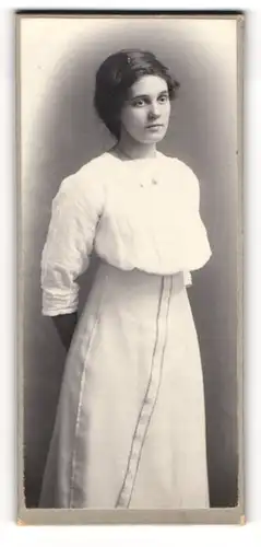 Fotografie Fotograf unbekannt, St. Petersburg, Portrait junge Frau Olga Ebenau aus St. Petersburg, 1913