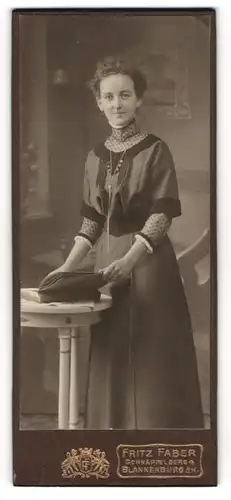 Fotografie Fritz Faber, Blankenburg a. H., junge Frau Anna Soharpe, 1912