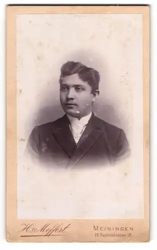 Fotografie H. Meffert, Meiningen, Sedanstr. 18, junger Mann Carl Loos, Buchhalter der Dampfmolkerei in Römhild, 1893