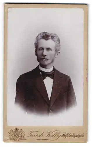 Fotografie Friedr. Kolby, Plauen i. V., Portrait Herr Bölting im Anzug mit Koteletten, 1900