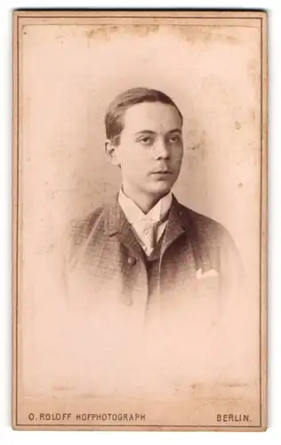 Fotografie O. Roloff, Berlin, Portrait junger Mann G. Störling im karierten Anzug, 1891