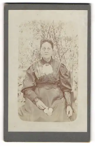 Fotografie unbekannter Fotograf und Ort, Portrait ältere Dame aus Osterburg im Kleid, Sommer 1909